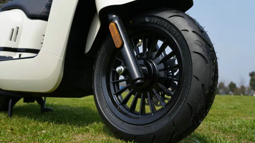 底盘部分,ra gt150采用了传统的正立式前减震,搭配双边后减震的设计