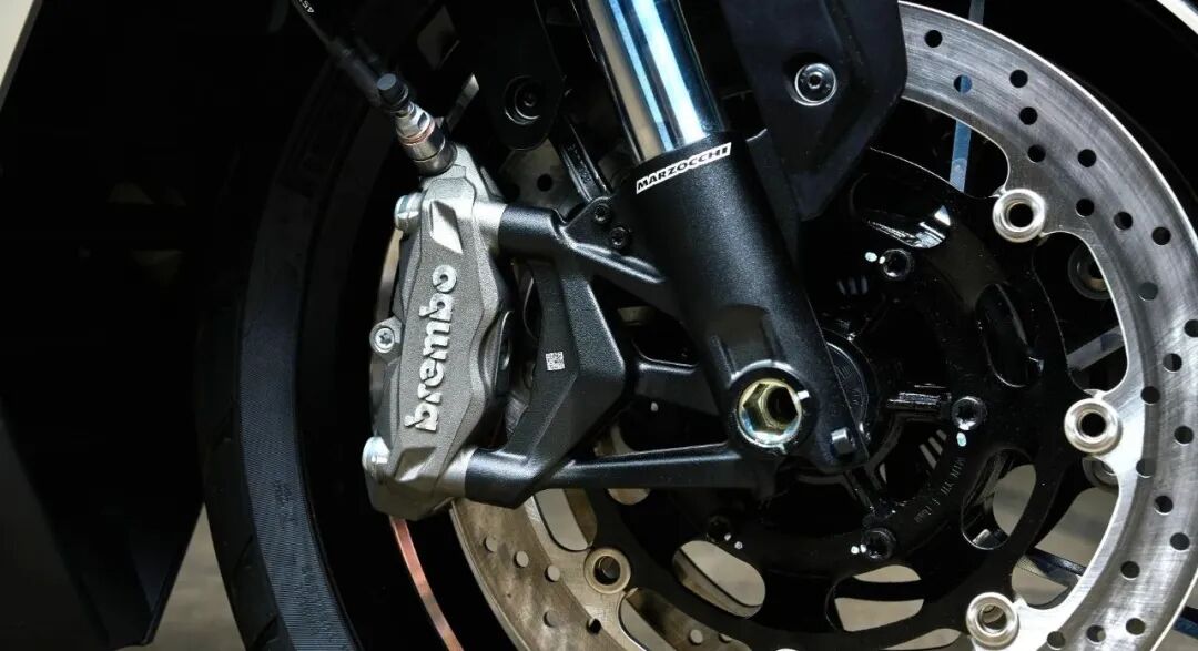 川崎ninja400/ninja500的前单碟和双活塞nissin刹车卡钳自然不够看,而