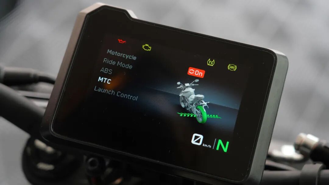 新的5英寸tft全彩仪表,不仅支持音乐和电话连接,以及路线规划导航和