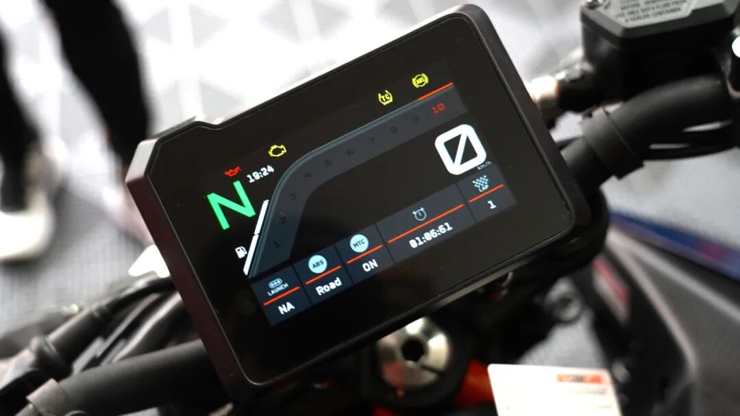 新的5英寸tft全彩仪表,不仅支持音乐和电话连接,以及路线规划导航和