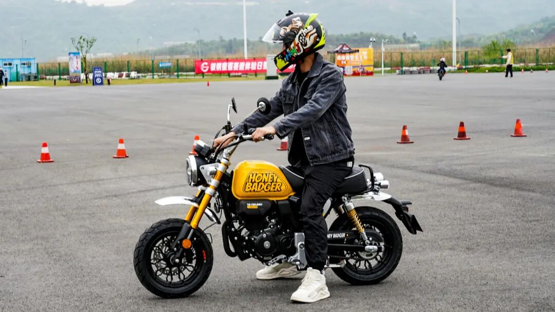 银钢"蜜獾"新车试驾,迷你摩托车也能玩性十足!-爱卡汽车爱咖号