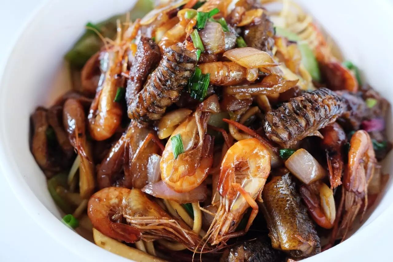 这个季节最受欢迎的就是爆鳝了,尤其是 河虾爆鳝,简直是人间极品.