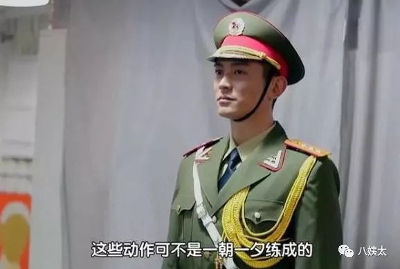 杜江教嗯哼站軍姿，有誰注意霍思燕？情商真不低，難怪一家都寵她 娛樂 第7張