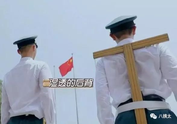 杜江教嗯哼站軍姿，有誰注意霍思燕？情商真不低，難怪一家都寵她 娛樂 第8張