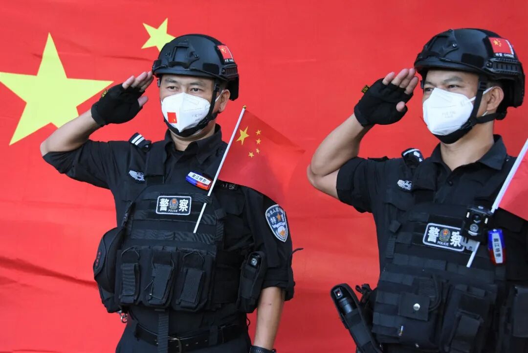 我与国旗合影丨用警察蓝守护国旗红共筑鲜艳亮丽的平安底色