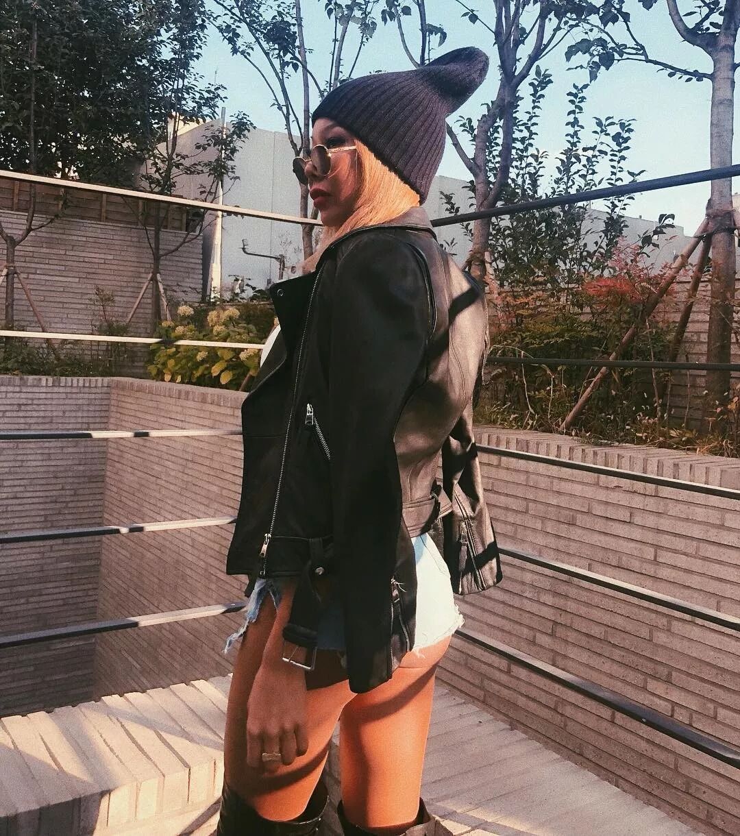 坦白隆胸、整容沒在怕！魔鬼身材女 Rapper 連泫雅見到她都要叫「姐」！