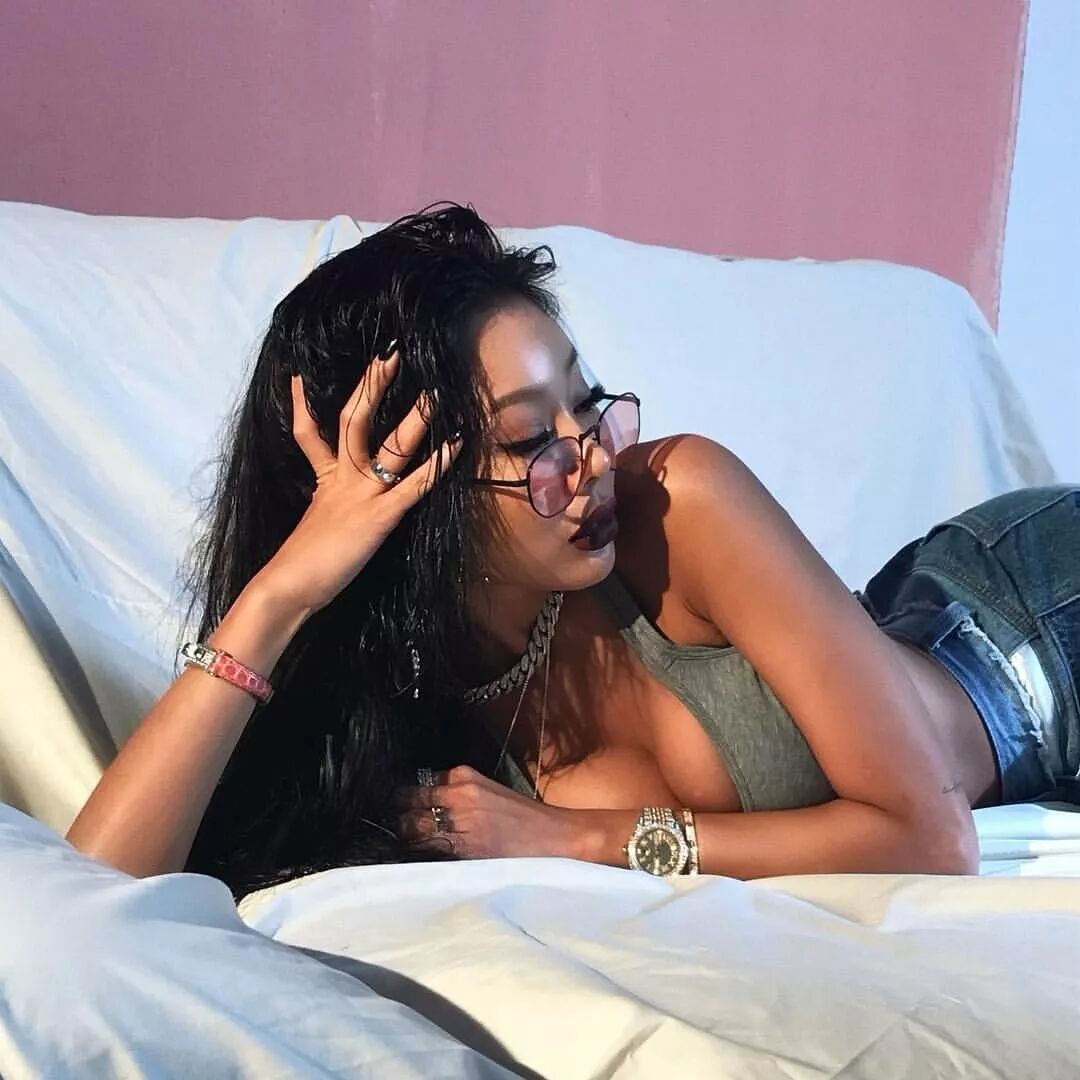 坦白隆胸、整容沒在怕！魔鬼身材女 Rapper 連泫雅見到她都要叫「姐」！