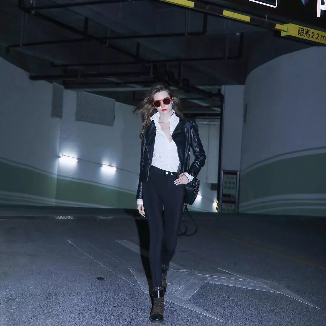 戴上墨镜，更是能展现出两米八的气场，走路好似带风，实力演绎cool girl。凭借具有强大说服力的颜