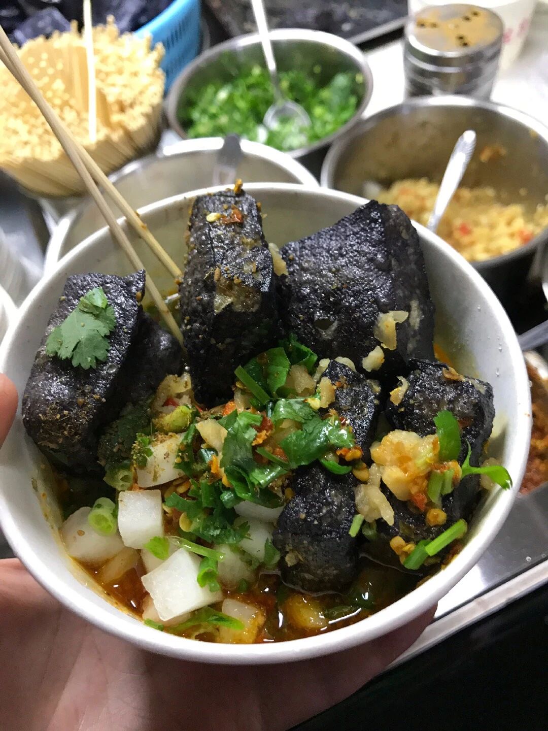 08臭豆腐🧀stinky tofu有些地方也翻译为smelly tofu。stinky意思是“发臭的