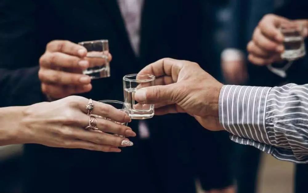 致：能在一起喝酒的人！