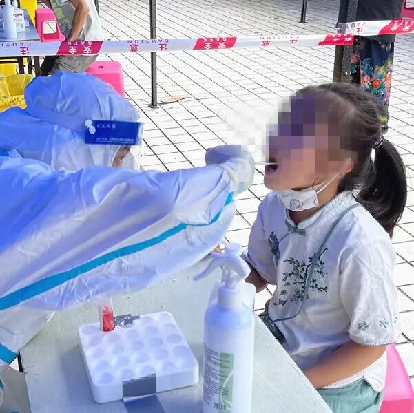 成都顾连康复医院护士正在为社区居民做核酸采样