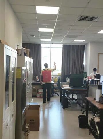 成都顾连康复医院工作人员正在进行环境消杀