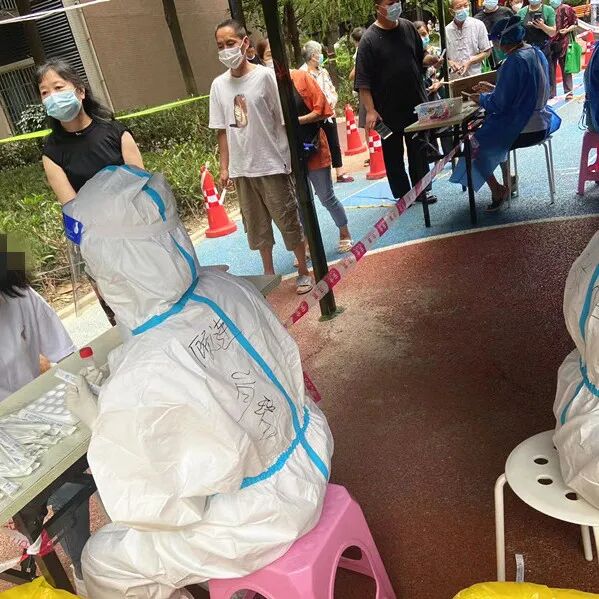 成都顾连康复医院护士正在为社区居民做核酸采样