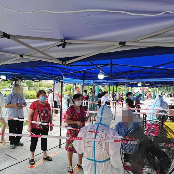 成都顾连康复医院护士正在为社区居民做核酸采样