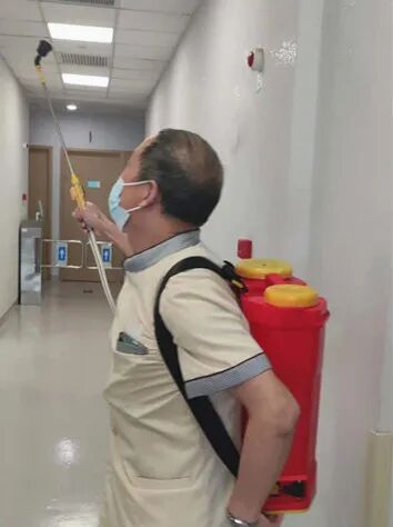 成都顾连康复医院工作人员正在进行环境消杀