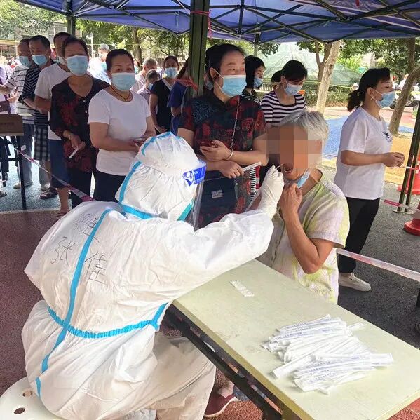 成都顾连康复医院护士正在为社区居民做核酸采样