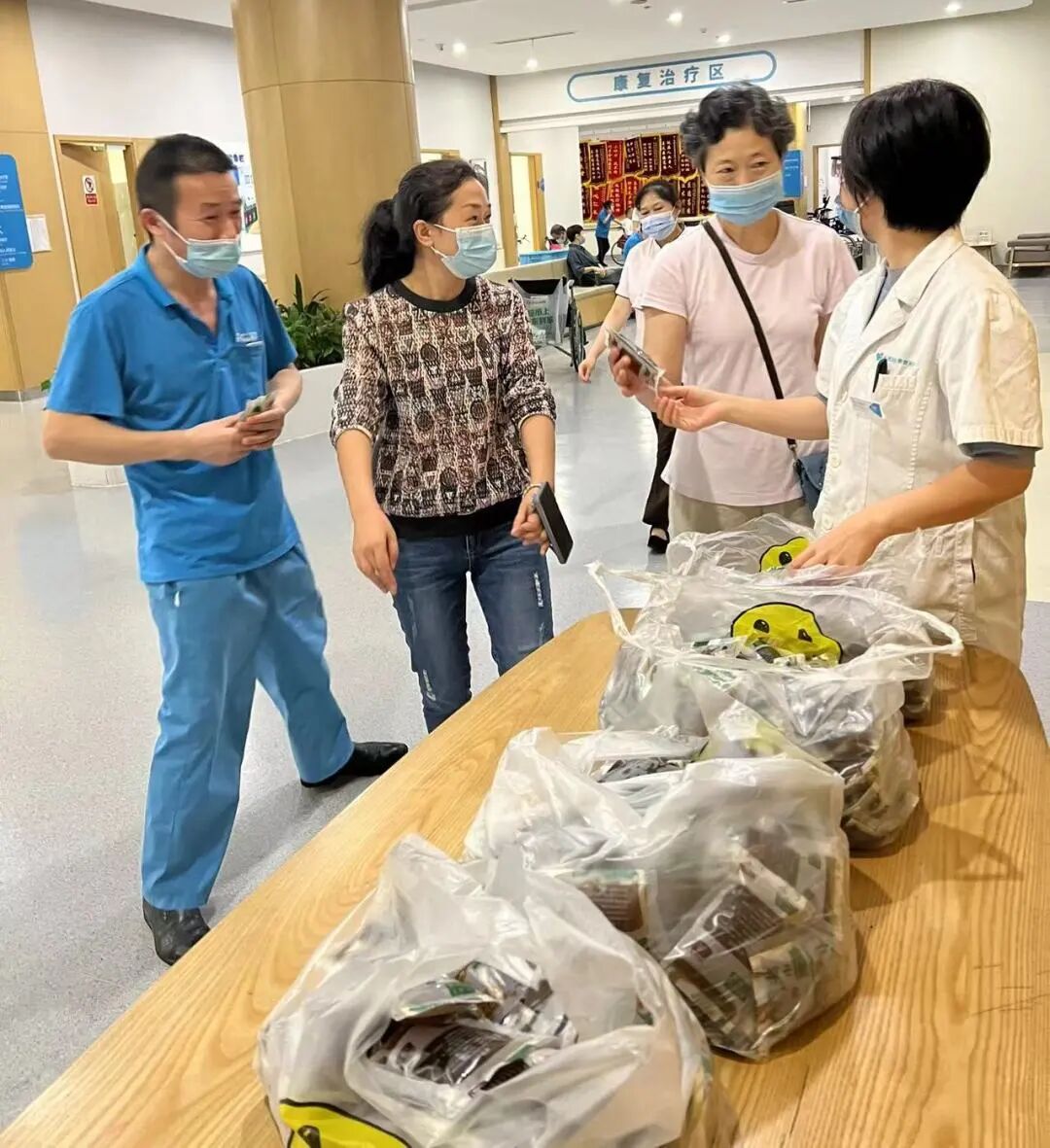 成都顾连康复医院药房为医院员工及病人家属发放防疫中药制剂