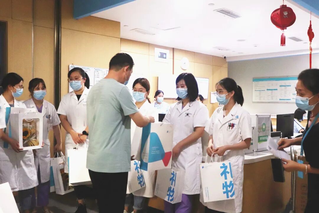 成都顾连锦宸康复医院高国民院长送上医师节礼物