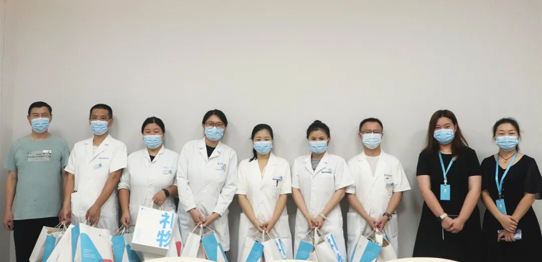 成都顾连锦宸康复医院高国民院长送上医师节礼物