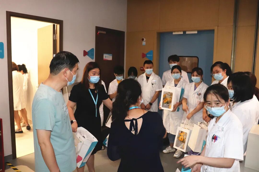 成都顾连锦宸康复医院高国民院长送上医师节礼物