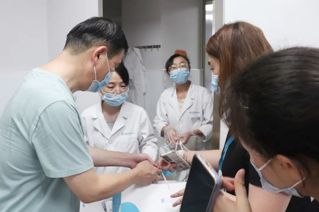 成都顾连锦宸康复医院高国民院长送上医师节礼物