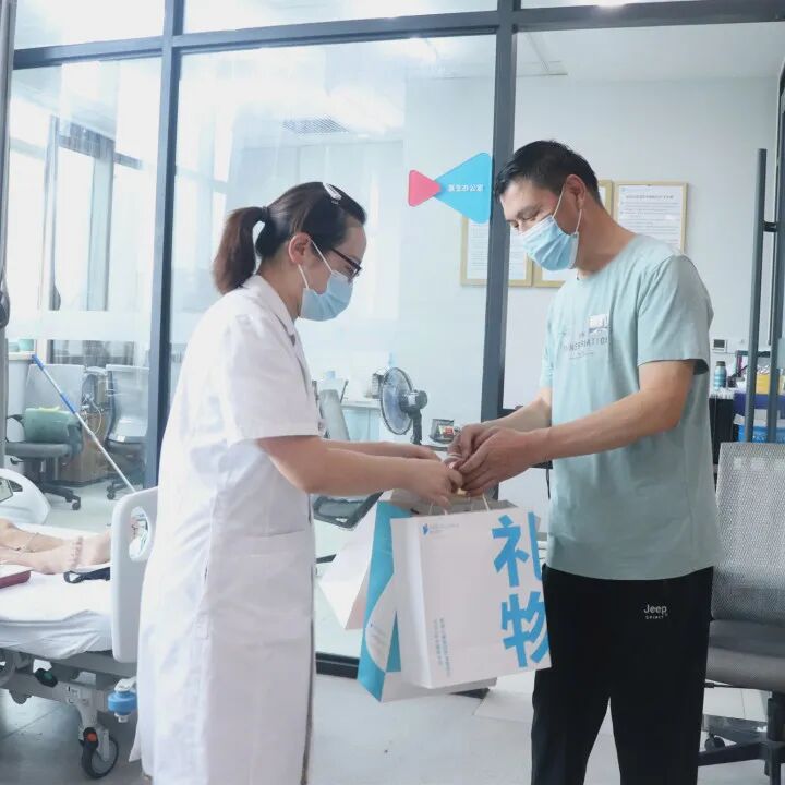 成都顾连锦宸康复医院高国民院长送上医师节礼物