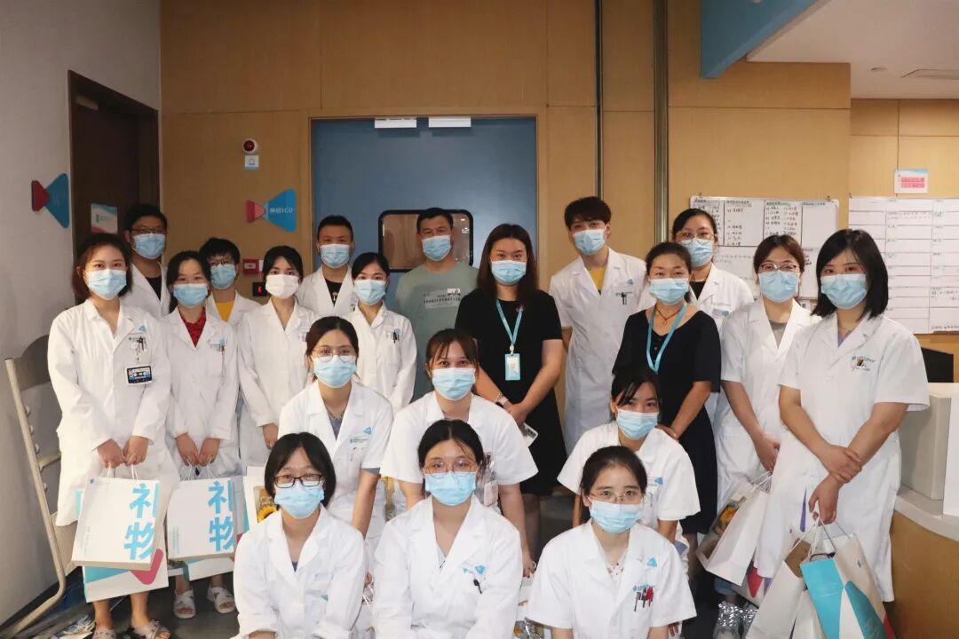 成都顾连锦宸康复医院高国民院长送上医师节礼物