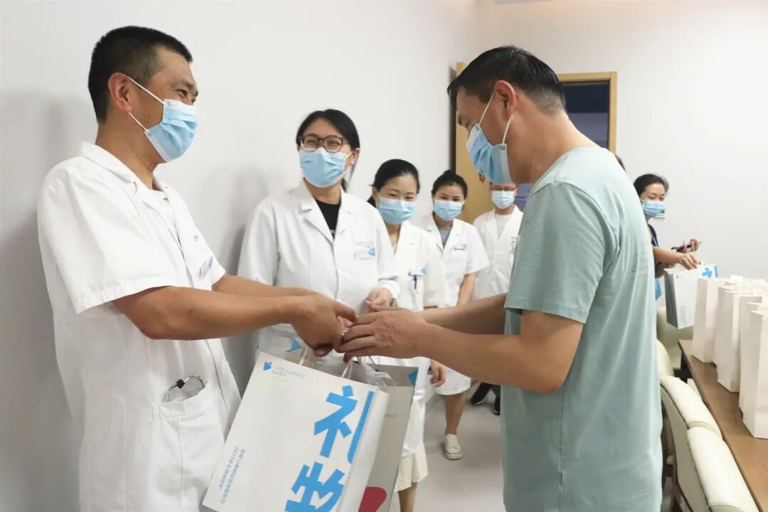 成都顾连锦宸康复医院高国民院长送上医师节礼物