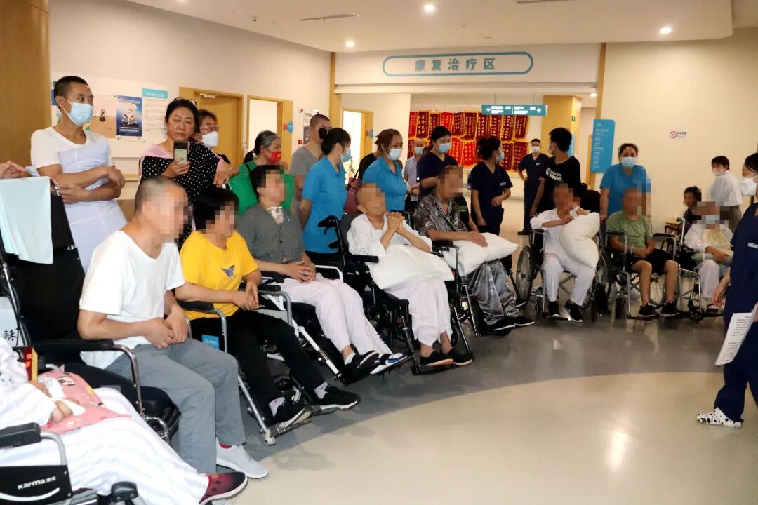成都顾连锦宸康复医院|国庆节活动患者及家属合影