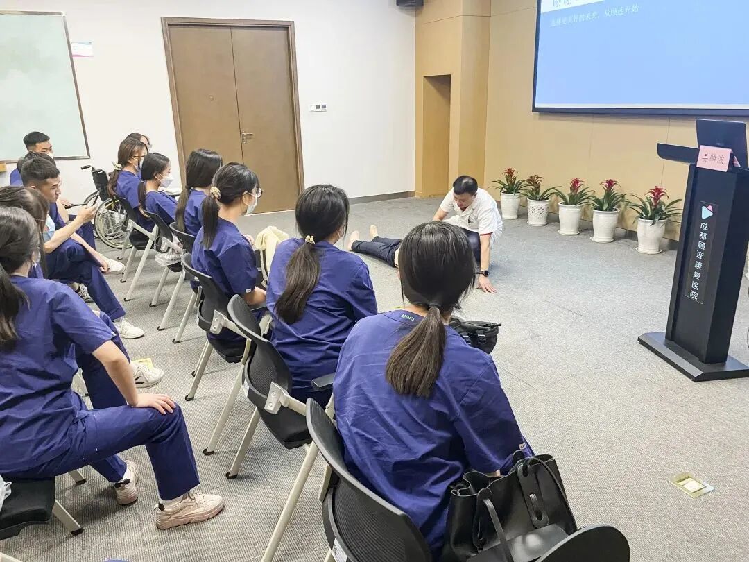 成都顾连康复医院对实习生培训急救技能