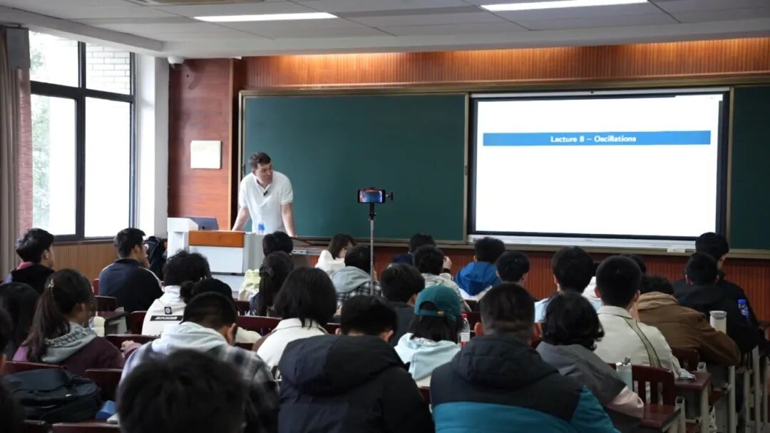 外教老师正在给学生们上课.jpg