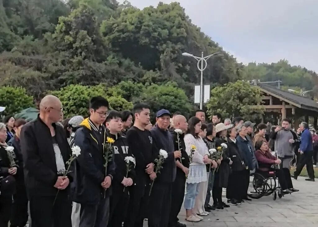 祭扫现场。第1眼TV-华龙网记者 李舒 摄