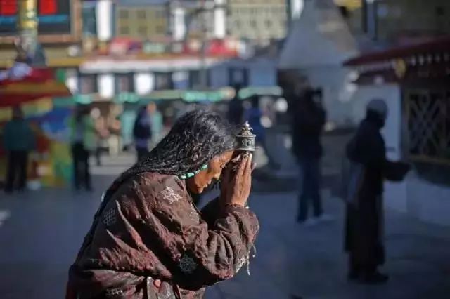 在西藏,有個大昭寺,雙手合十向神靈的方向,為朝拜更為信仰.