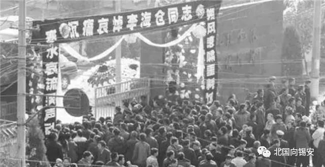 前山西“首富”被2100万悬赏！10年烧掉125亿，5000万摆席娶女明星(图9)