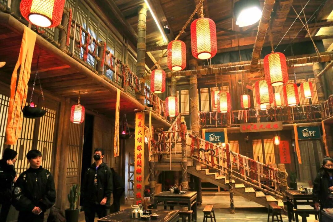 为了追求逼真的效果,从客栈到室内陈设都完全按照1:1的比例搭建.
