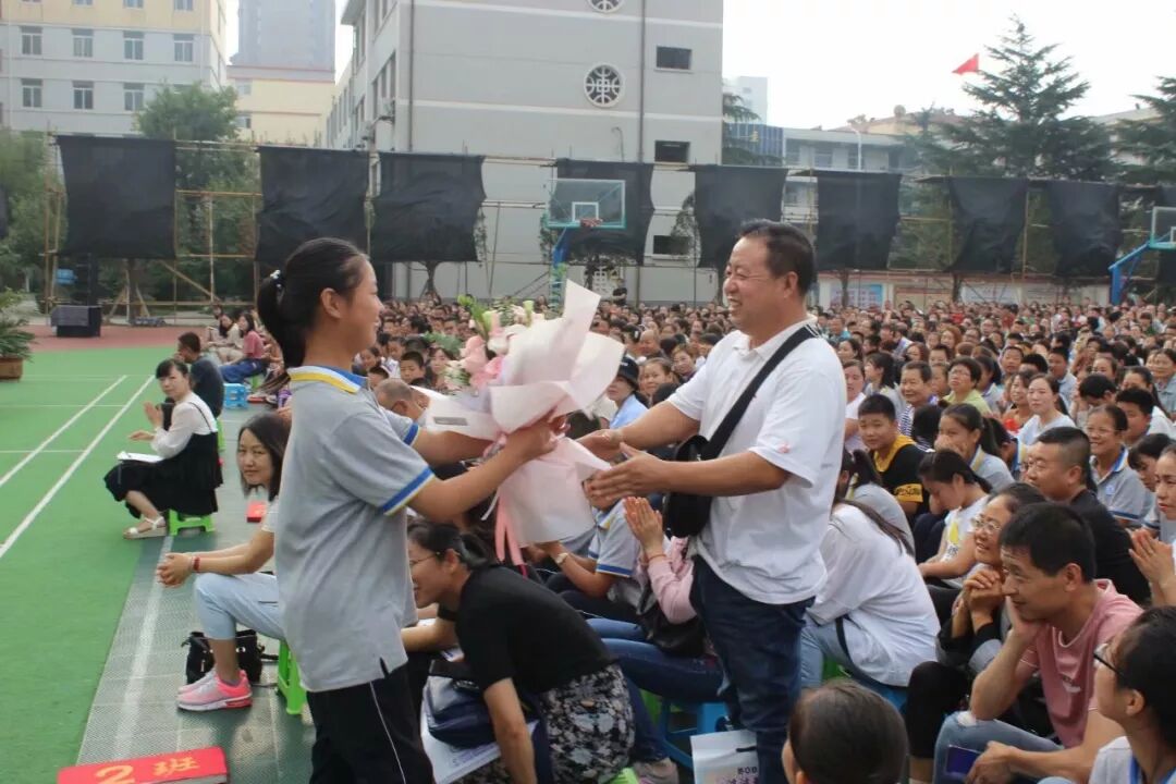 虢镇初中盛大举行2019级学生励志教育报告会