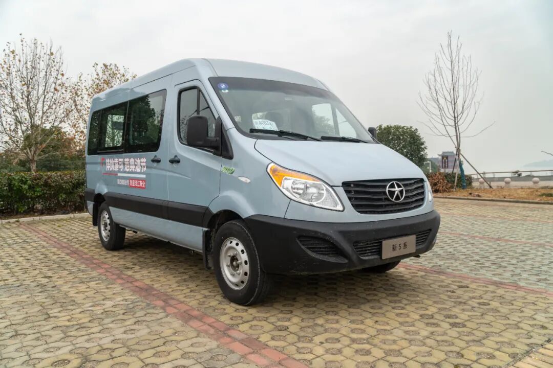 实拍江淮星锐新5系:多项升级,打造合规蓝牌轻客 - 卡车 - 卓众商用车