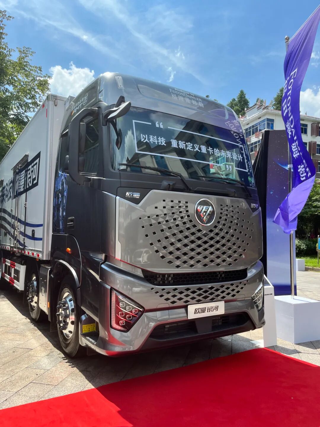欧曼第10万辆自动挡重卡交车前夕,展出了哪些车型?