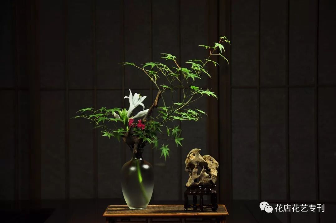 琉璃插花 半為澄澈半為春