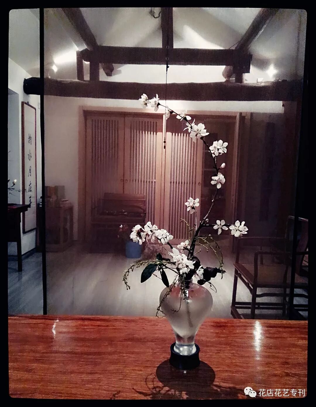 琉璃插花 半為澄澈半為春