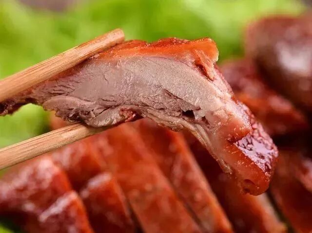 用料:缙云麻鸭1500克,桔皮10克,茴香5克,枸杞5克,草果10克.