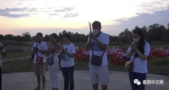 泰国老板在墓地大摆酒席请鬼吃，现场传出一阵阵奇怪的声音（组图） - 4