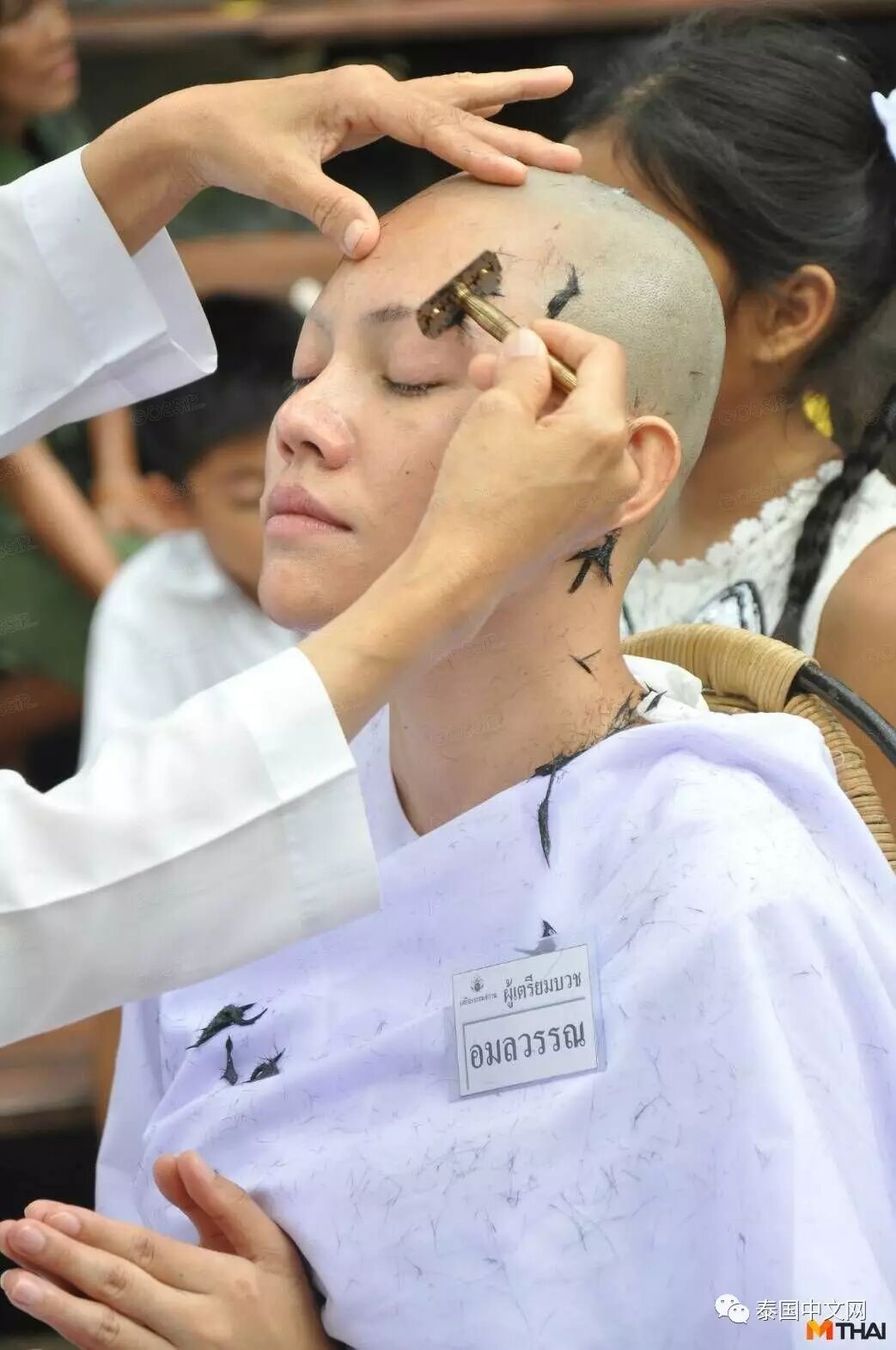 泰国"波霸"剃光头出家,现场痛哭,被质疑炒作