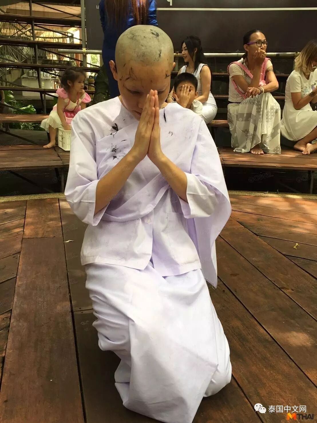 泰国"波霸"剃光头出家,现场痛哭,被质疑炒作