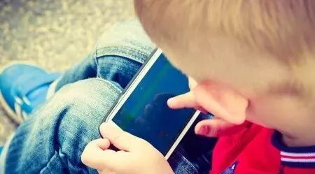 假期孩子沉迷手机？这样跟孩子约法三章最有效!