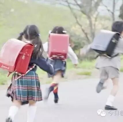 班主任提醒：孩子放学回家，父母第一句话要这样说！