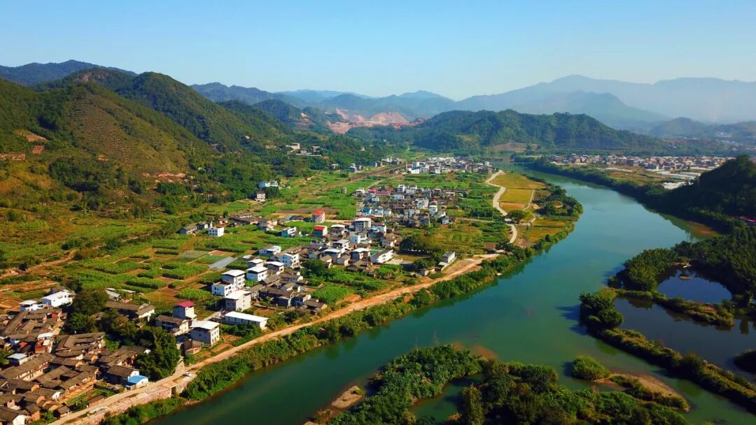 位于西园镇西部九龙江边,距莆永高速漳平出口3公里,高铁车站4公里