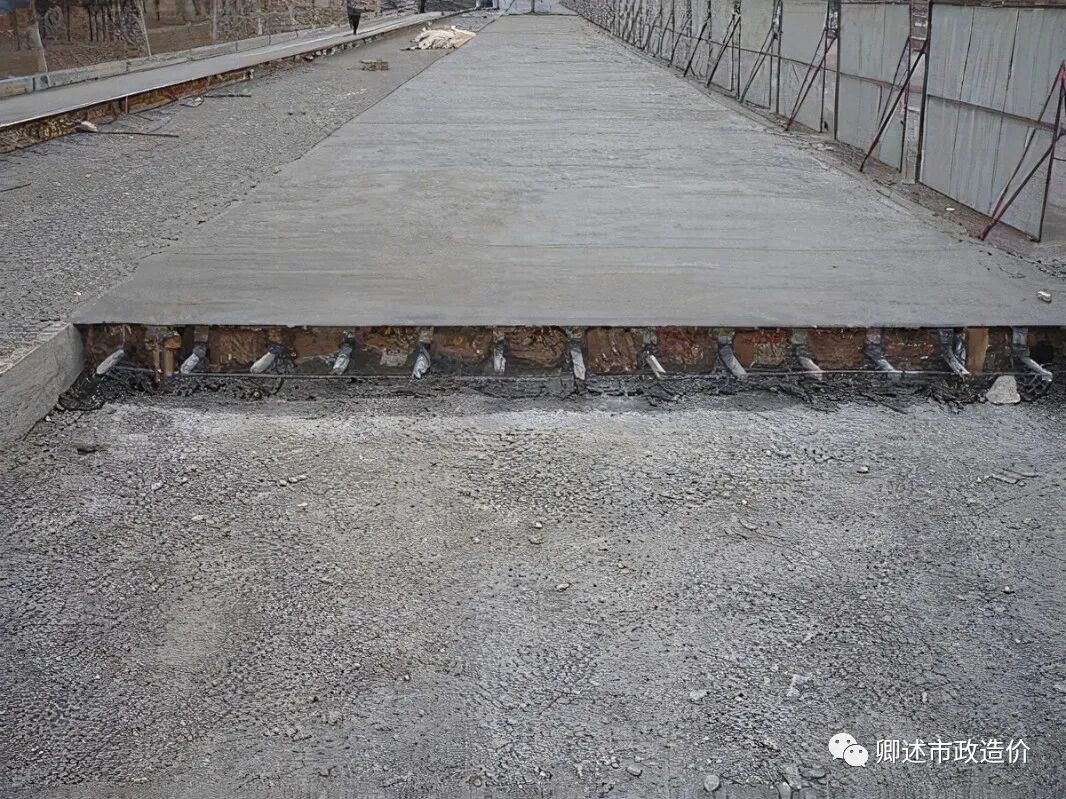 水泥混凝土的清单工程内容如下:①传力杆及套筒制作,安装;②混凝土