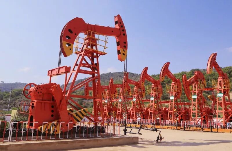 夏日炎炎，“石油红”无惧“烤”验