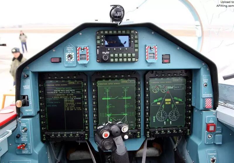 雅克-130的前后座舱布局   雅克-130的座舱显示器面积几乎是bae系统
